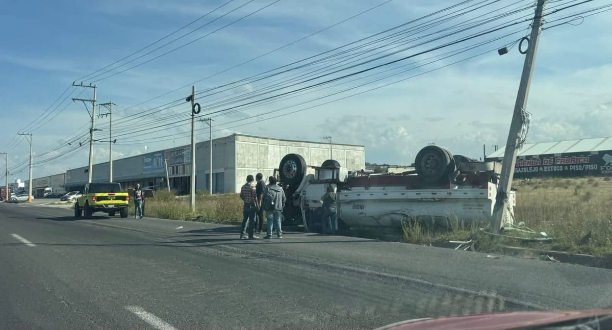 Pipa choca contra poste y termina volcada en el bulevar Santa Catarina de Pachuca Post feature image