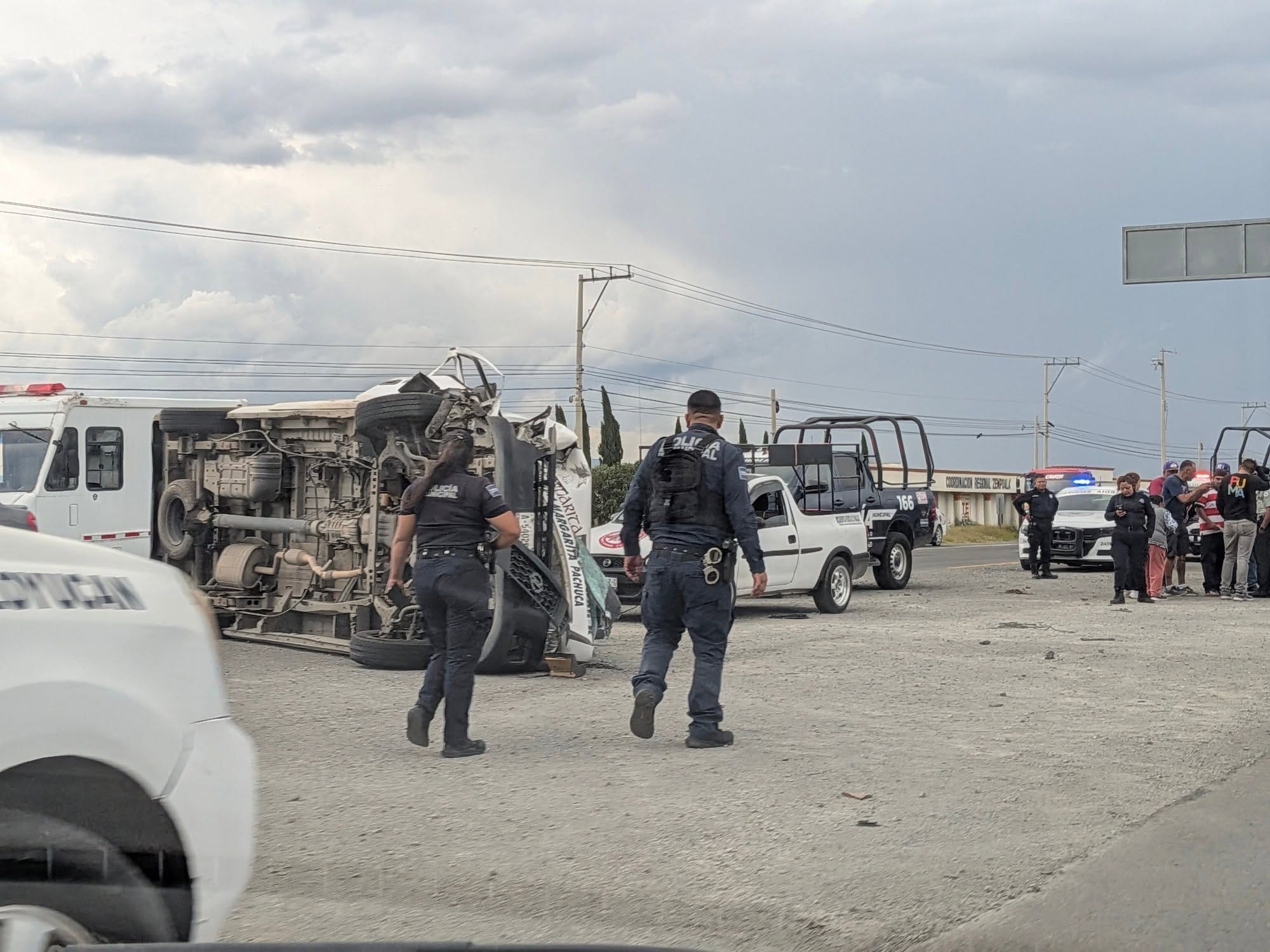Cuatro lesionados deja choque entre colectivo y camioneta en la carretera Pachuca–Ciudad Sahagún
