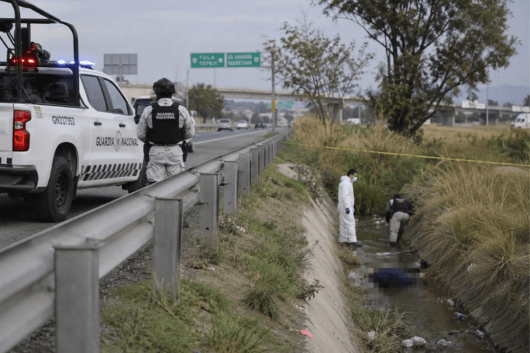 Localizan a un hombre sin vida en una zanja junto al Arco Norte, en Tula