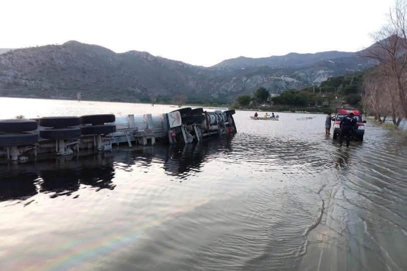 Advierten sobre posible contaminación en la laguna de Metztitlán tras volcadura de tráiler