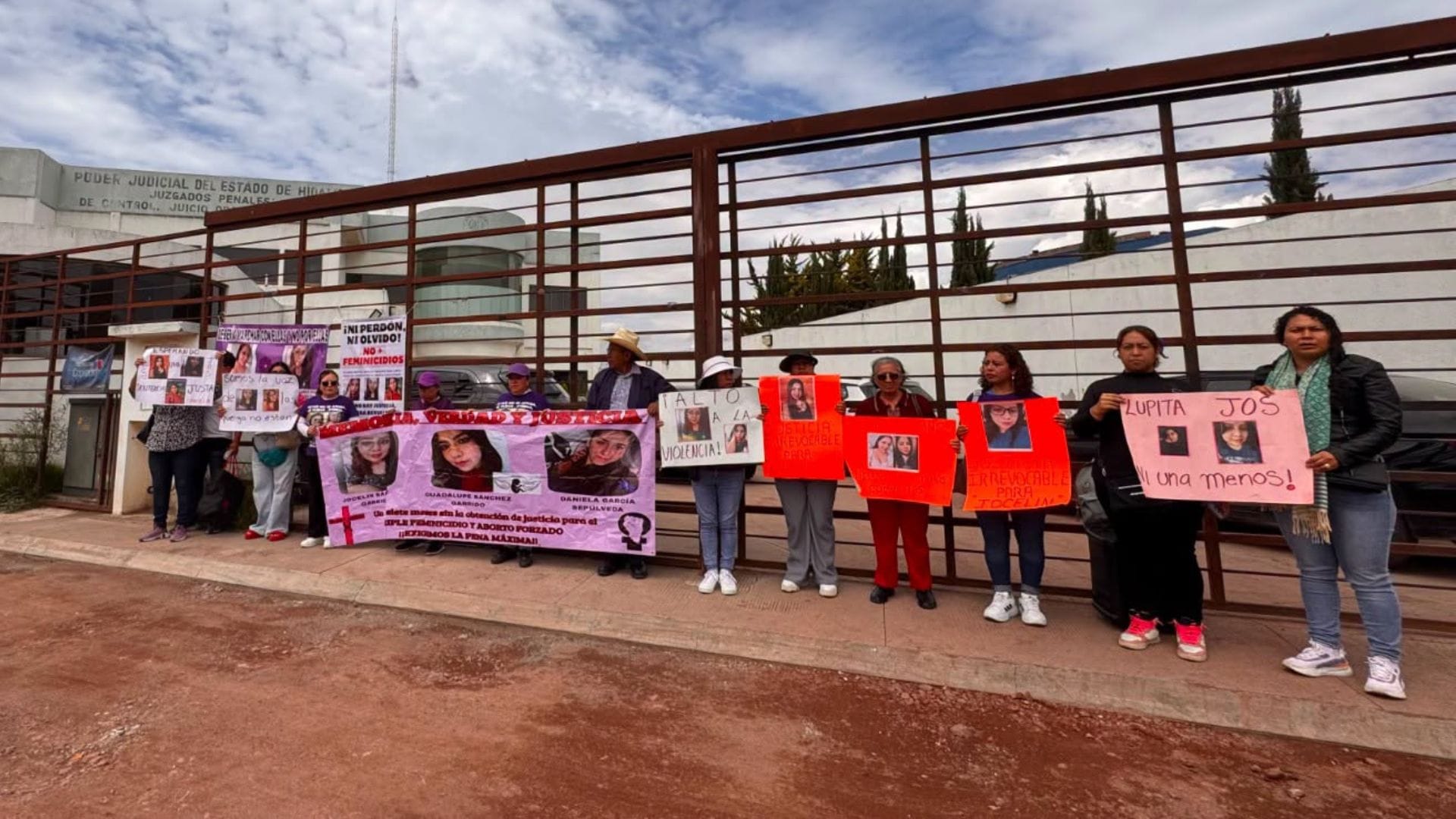Familiares de víctimas de triple feminicidio en Santiago Tulantepec exigen sentencia y pena máxima