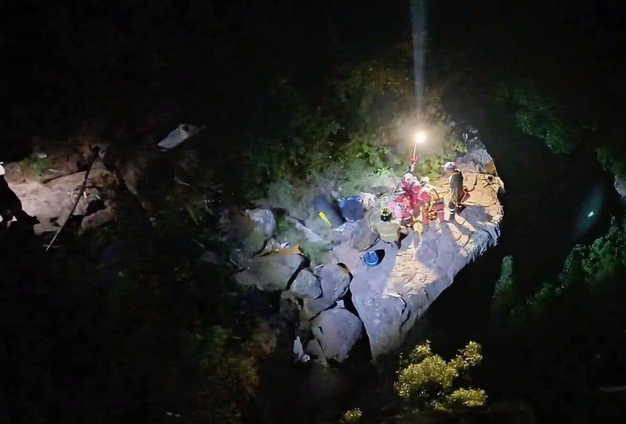 Camioneta cae más de 70 metros en el puente de Donguiño; muere joven de 26 años