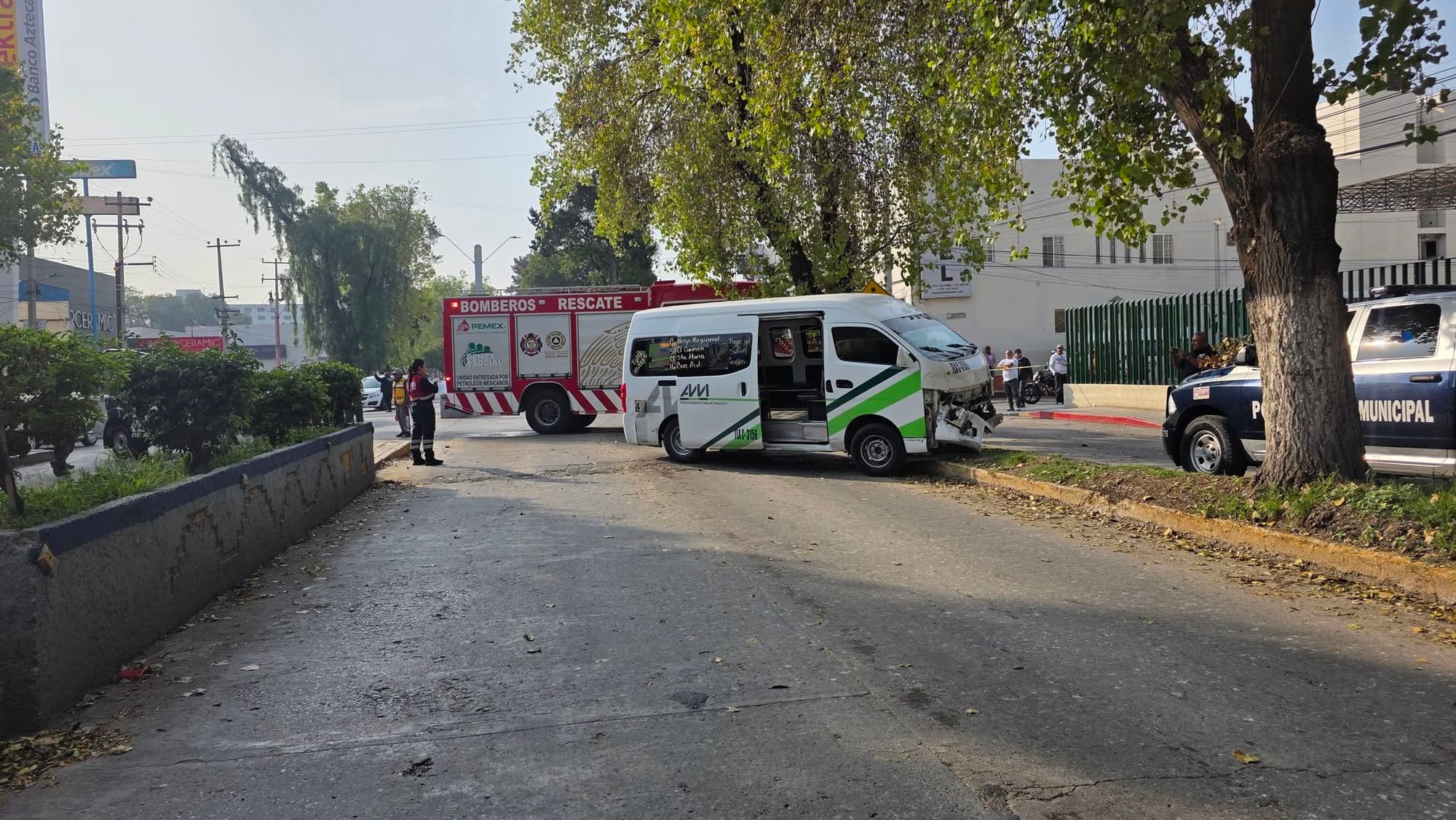 Accidente entre transporte público y camioneta de valores deja una mujer fallecida en Tula