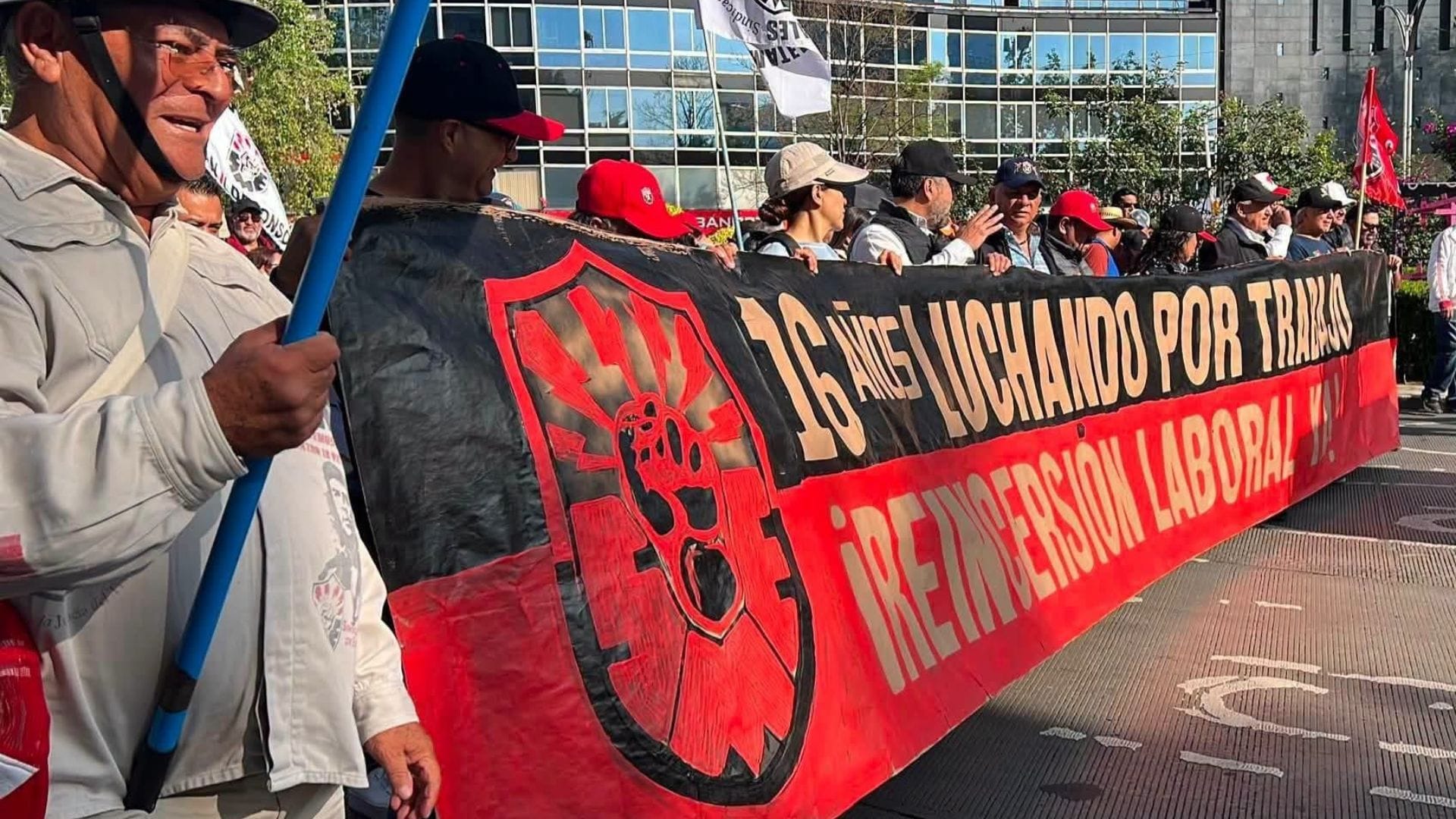 Integrantes del SME en Tetepango se suman a marcha nacional en la Ciudad de México