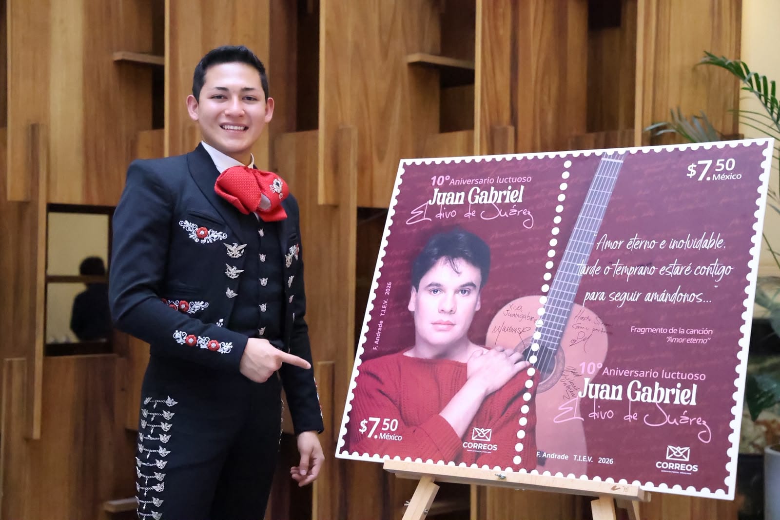 Sergio Maya cancela timbre en honor a Juan Gabriel