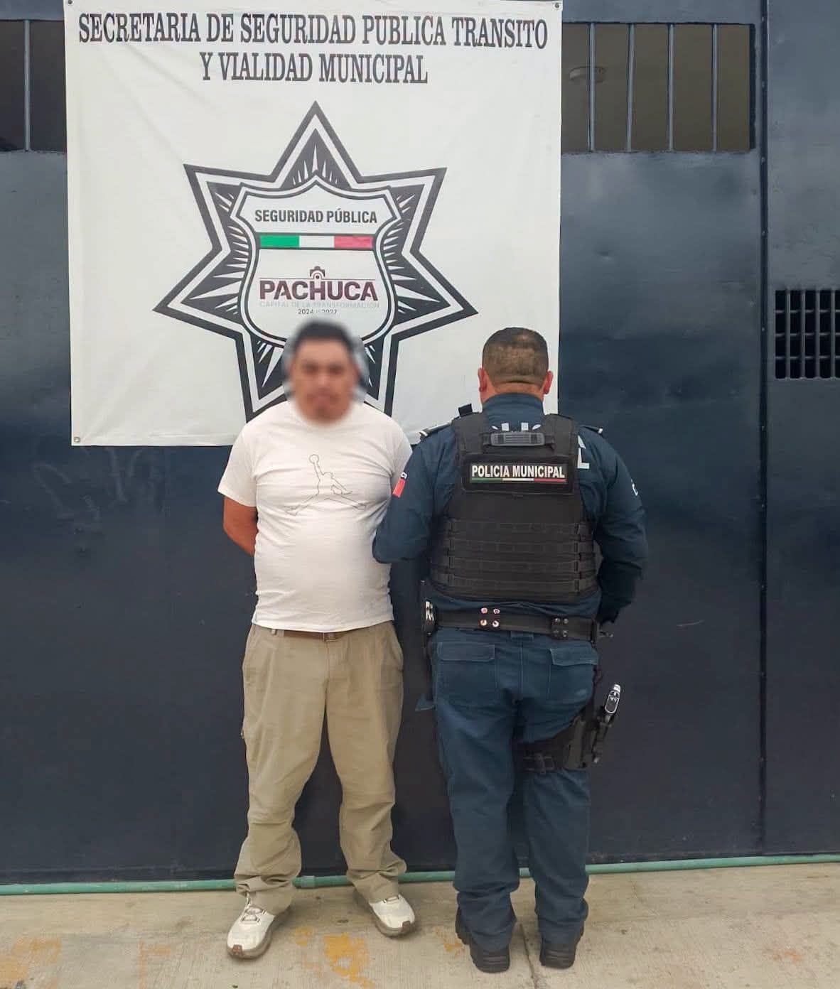 Intentaba vender una camioneta en Galerías Pachuca y terminó detenido por una orden vigente