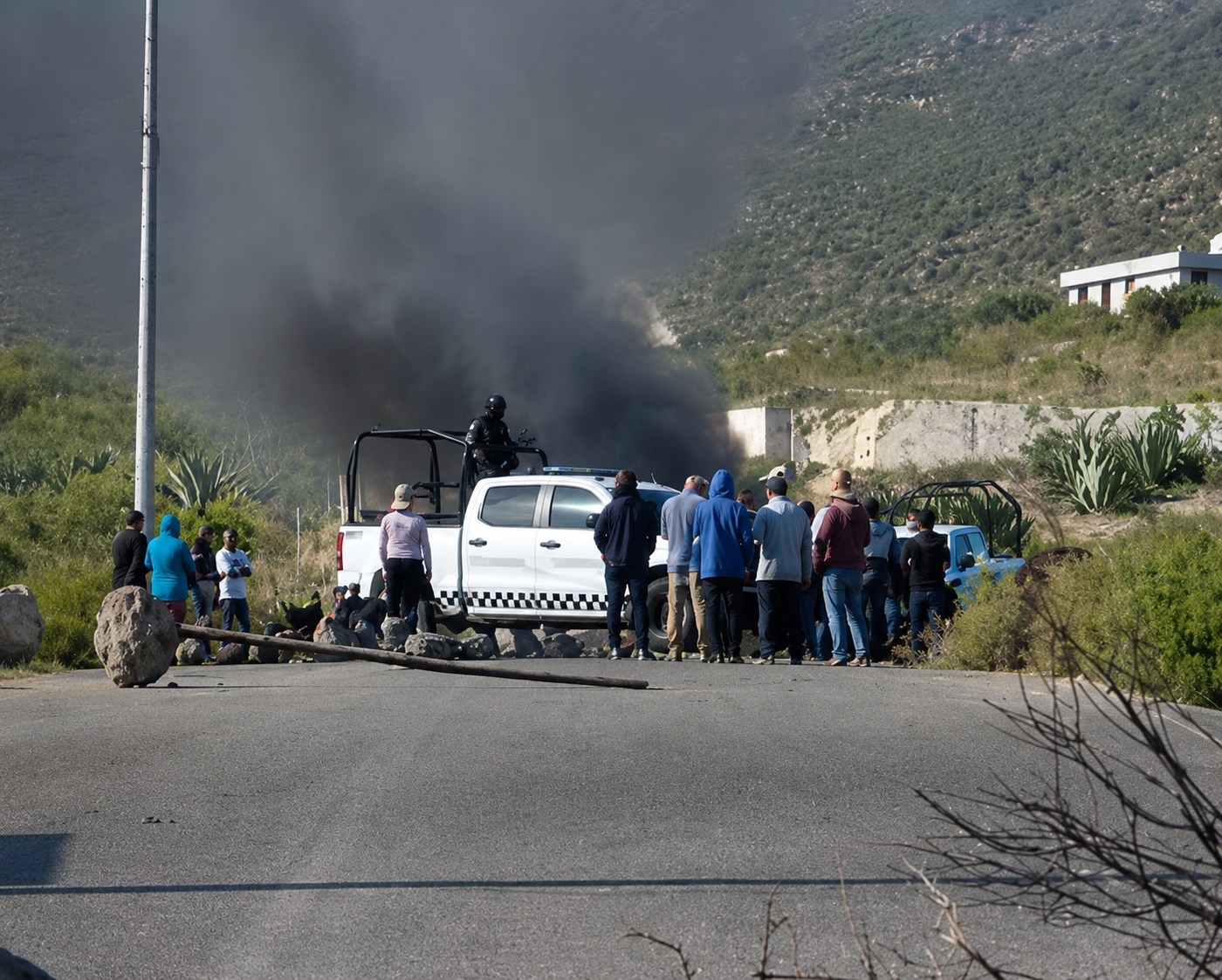 Conflicto por agua potable no resuelto por el municipio deriva en quema de vehículos oficiales en Ixmiquilpan