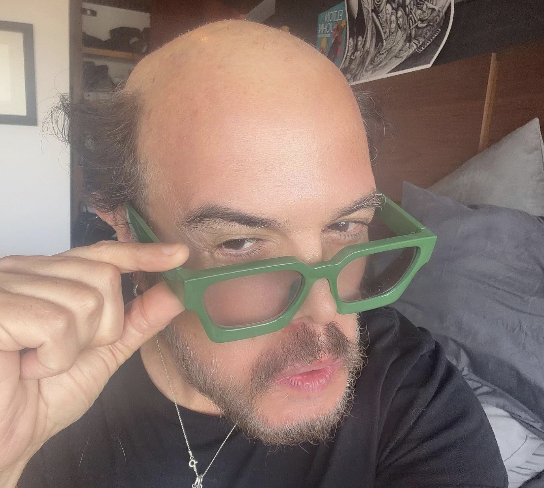 ¡Aleks Syntek sorprende a todos! Ahora rifa su peluquín con causa Post feature image