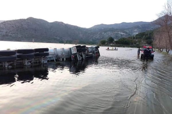 Advierten sobre posible contaminación en la laguna de Metztitlán tras volcadura de tráiler