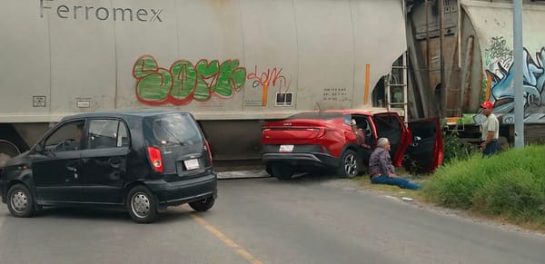 Tren impacta automóvil en Apan; moviliza a cuerpos de emergencia