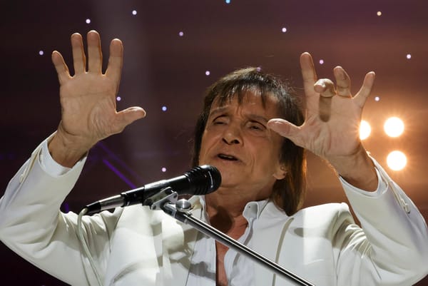 Hospitalizan a Roberto Carlos