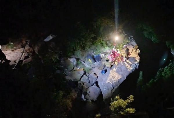 Camioneta cae más de 70 metros en el puente de Donguiño; muere joven de 26 años