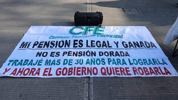 Trabajadores y jubilados de la CFE se manifiestan en Pachuca por demandas laborales y de pensiones