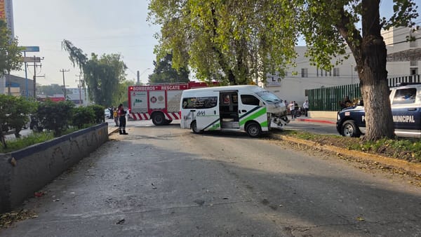 Accidente entre transporte público y camioneta de valores deja una mujer fallecida en Tula