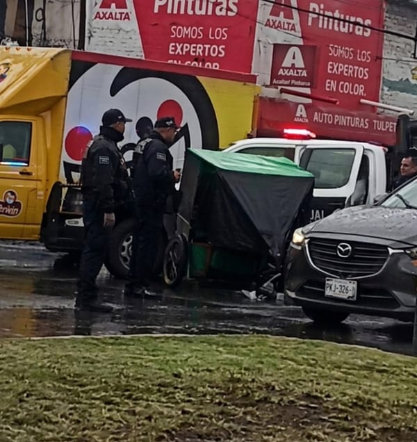 Autobús México-Tizayuca embiste a mototaxi y muere su conductor