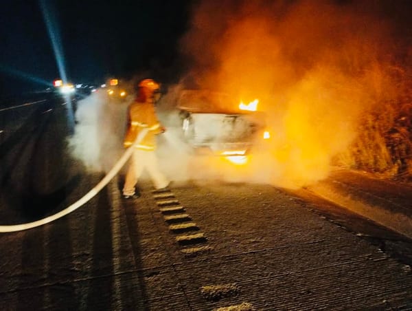Incendio de camioneta moviliza a cuerpos de emergencia en el Arco Norte