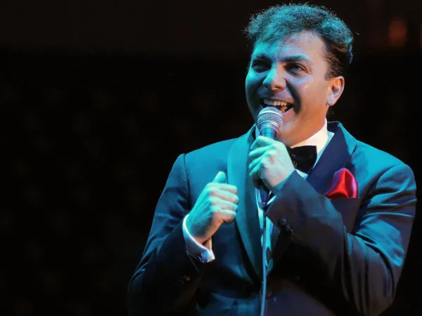 Nunca es tarde, Cristian Castro se gradua de prepa