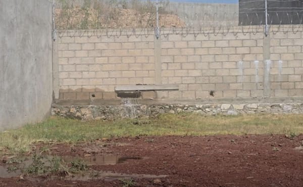Vecinos denuncian fuga de agua potable y piden atención a CAASIM