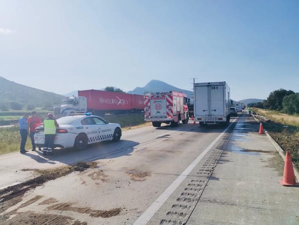 Accidente entre tres tractocamiones en el Arco Norte