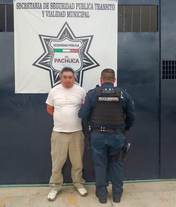 Intentaba vender una camioneta en Galerías Pachuca y terminó detenido por una orden vigente