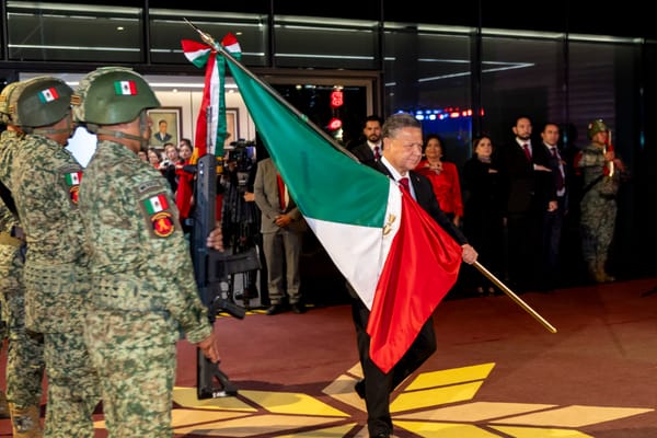 Julio Menchaca encabeza Grito de Independencia en Pachuca