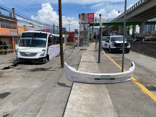 Autobús queda atrapado tras colapso de banqueta en Venta Prieta, Pachuca