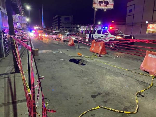 Socavón provoca afectaciones viales en el bulevar Colosio de Pachuca
