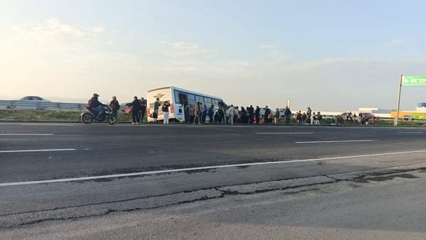 Microbús con pasajeros sale del camino en la Pachuca-México