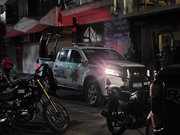 Hombre muere tras caer del segundo piso de un restaurante en Tulancingo