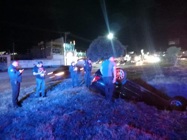 Conductor habría volcado tras intentar esquivar un bache en la Pachuca-Tulancingo