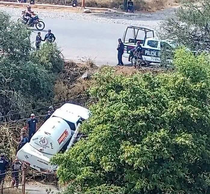 Pipa de gas vuelca y termina en una barranca en Zimapán; no se reportó fuga