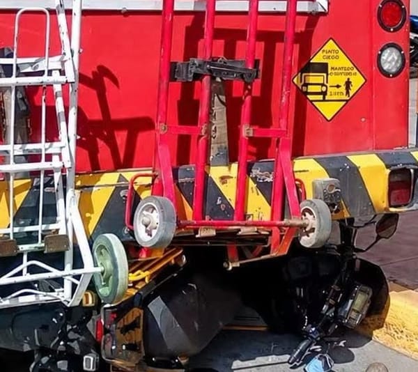 Motociclista derrapa y termina debajo de un camión en Ixmiquilpan