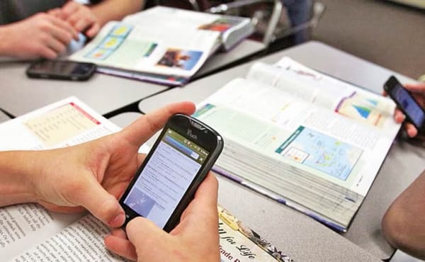 Hidalgo avanza en propuesta para regular el uso de celulares en escuelas, en línea con estrategia nacional
