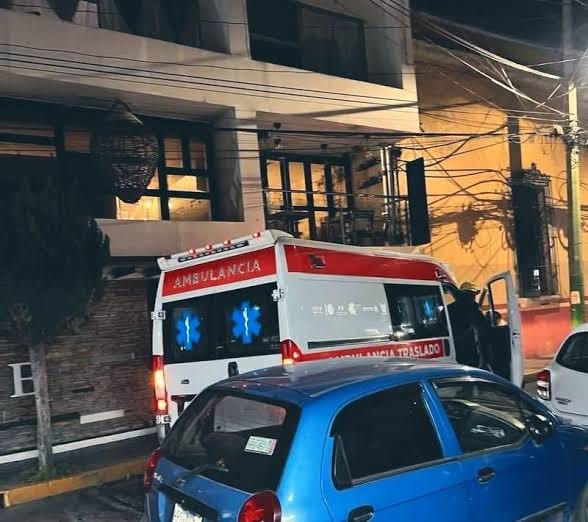 Hombre muere tras caer del segundo nivel de un restaurante en el centro de Tulancingo