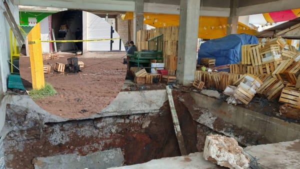 Fuga de agua de Pemex provoca socavón y daños en zona comercial de Tlahuelilpan