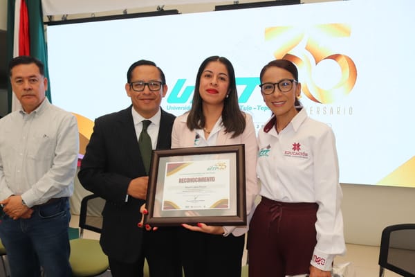 UTTT reconoce trayectoria de docentes e investigadores en su 35 aniversario