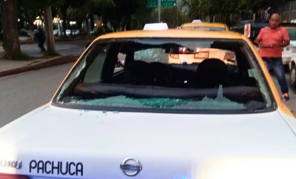 Taxista escapa de presunto asalto tras recibir disparos en Pachuca