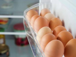 Te decimos por qué no debes guardar los huevos en la puerta del refrigerador