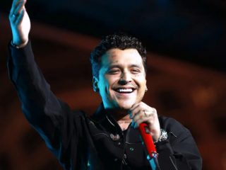 Christian Nodal es acusado de falsificar 32 contratos