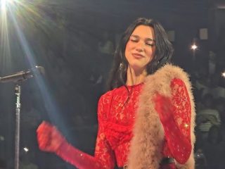 Dua Lipa sorprende al cantar en español un éxito de Enrique Iglesias