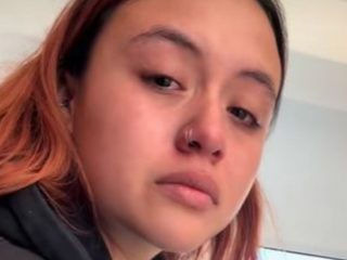 Alumnos consuelan con abrazos a su maestra tras ruptura amorosa